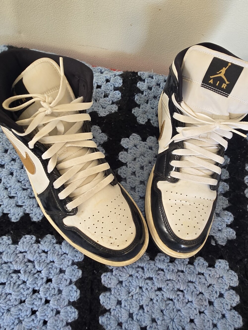 Nike Air Jordan 1 Mid SE  Patent Black Gold